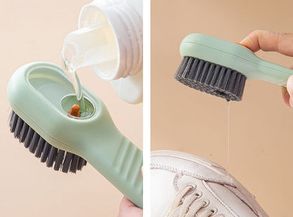 Escova de limpeza verde com reservatório para líquido sendo usada para limpar tênis branco