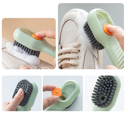 Escova de limpeza com botão laranja usada para lavar tênis branco com espuma, detalhes da escova e botão