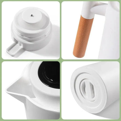 Detalhes da garrafa térmica branca com termômetro digital, bico, alça de madeira e tampa