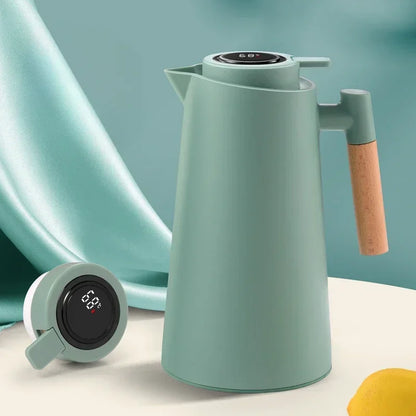 Garrafa térmica verde com termômetro digital no topo e alça de madeira, mostrador indica 68°C