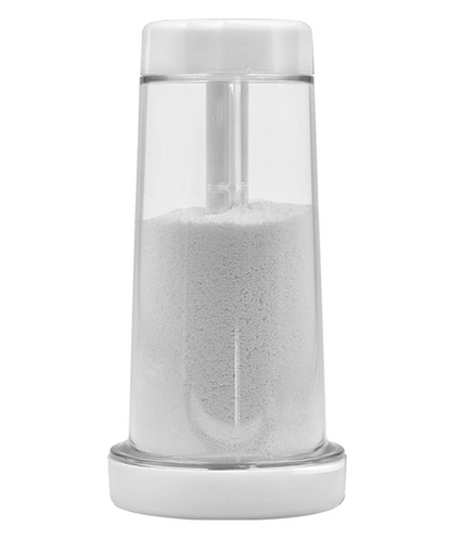 Recipiente transparente com tampa branca contendo pó branco, usado para armazenar ingredientes