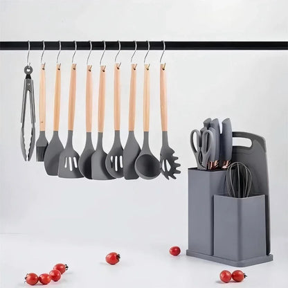 Kit utensílios de cozinha com cabos de madeira pendurados e suporte com facas, tesoura e batedor cinza