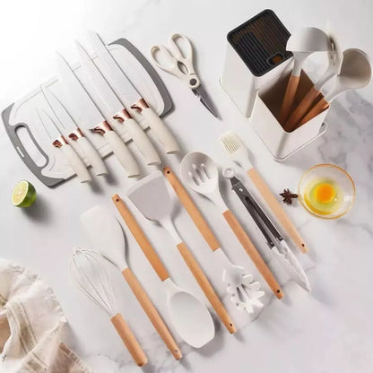 Kit utensílios de cozinha com facas, colheres, espátulas, tesoura, pegador e suporte em fundo branco