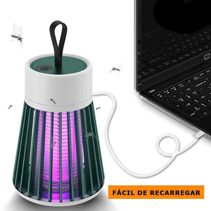 Lâmpada mata-mosquitos ultravioleta portátil com cabo USB conectada a notebook, atraindo insetos