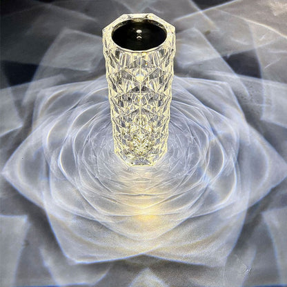 Lâmpada LED de cristal com design facetado refletindo luz em padrões circulares no fundo