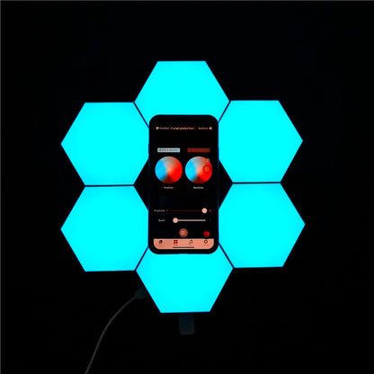 Luminária de parede hexagonal tipo favo iluminada em azul com controle via smartphone