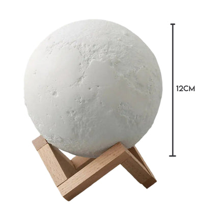 Luminária 3D em forma de lua branca com relevo, suporte de madeira e altura de 12 cm