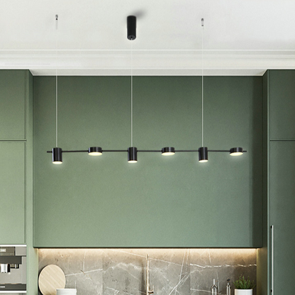 Luminária pendente preta moderna sobre bancada de cozinha com armários verdes e parede de mármore