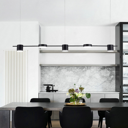 Sala de jantar moderna com mesa de madeira escura, cadeiras pretas e iluminação pendente preta