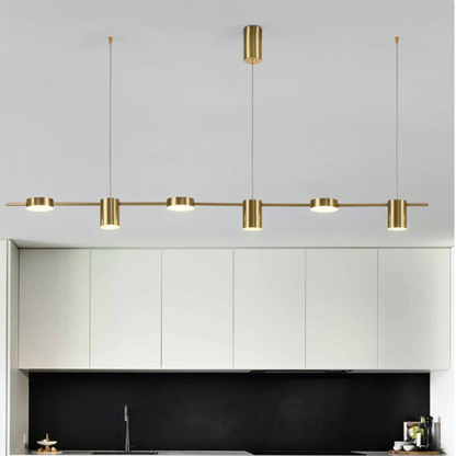 Lustre moderno dourado suspenso sobre bancada de cozinha com armários brancos e parede preta