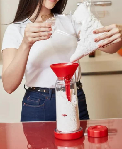 Mulher usando funil vermelho para transferir pó branco em pote transparente na cozinha moderna