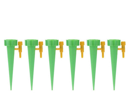 Seis irrigadores verdes com válvulas amarelas para plantas, fundo branco