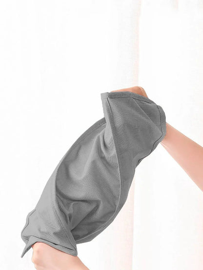 Bolsa organizadora cinza para roupas com mão segurando, fundo branco