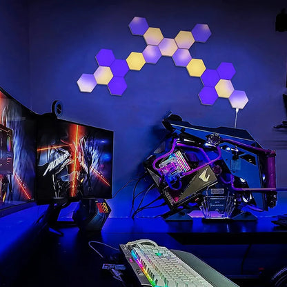 Setup gamer com teclado RGB, monitor curvo duplo e painéis de parede hexagonais iluminados