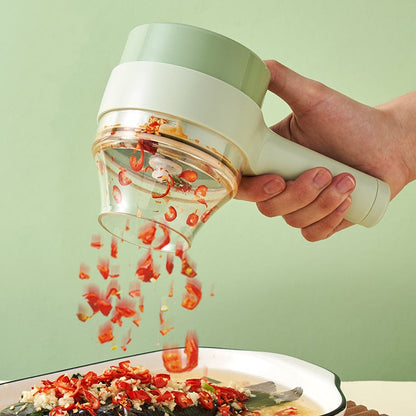 Mão usando ralador manual para picar pimenta vermelha sobre prato com peixe