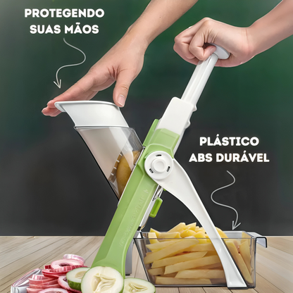 Pessoa usando cortador manual verde e branco para cortar batatas em palitos, com proteção para as mãos e recipiente plástico durável