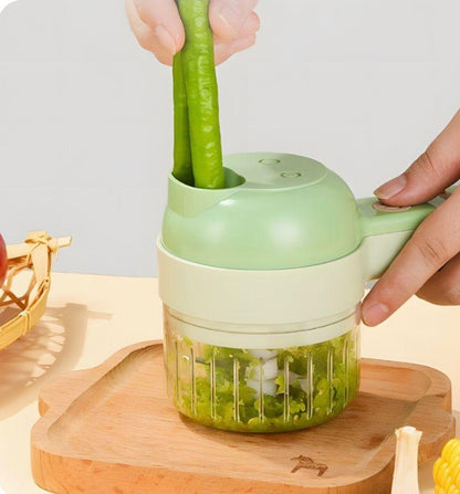 Processador manual de alimentos verde triturando pimentões em uma tábua de madeira na cozinha