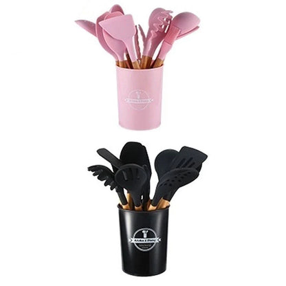 Conjunto de utensílios de cozinha em silicone rosa e preto com cabos de madeira em suportes de plástico