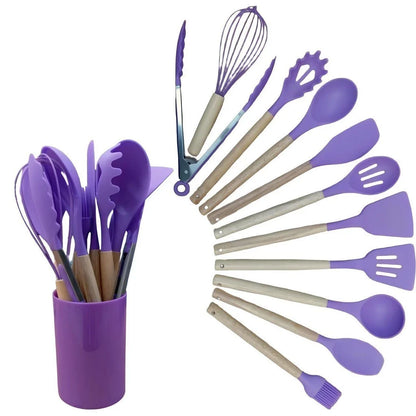 Conjunto de utensílios de cozinha roxos com cabos de madeira em suporte roxo