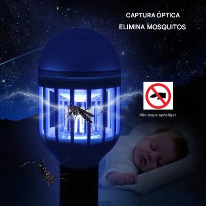 Armadilha elétrica azul contra mosquitos à noite com bebê dormindo ao fundo, capturador óptico de mosquitos