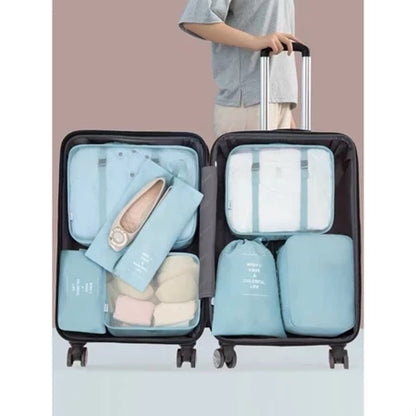 Pessoa organizando mala de viagem preta com organizadores azuis claros para roupas e sapatos