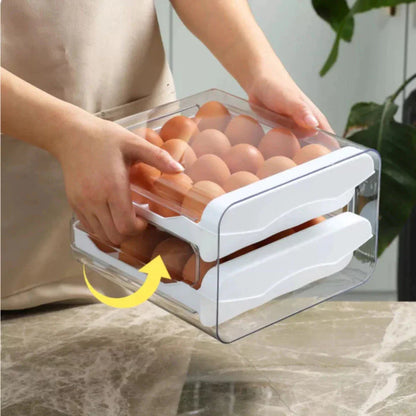 Organizador transparente de ovos empilhável com bandejas brancas sendo manuseado por pessoa