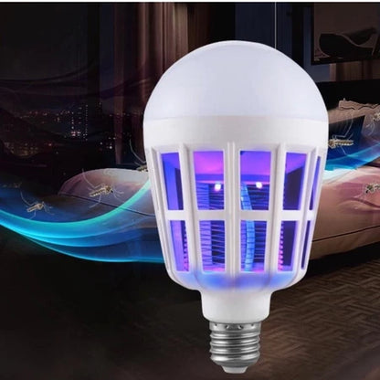 Lâmpada elétrica branca com luz azul para matar insetos, insetos voando ao redor, ambiente interno escuro