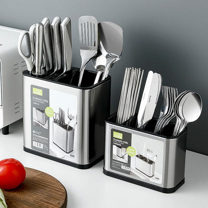 Suporte de talheres em aço inox com utensílios de cozinha organizados sobre bancada