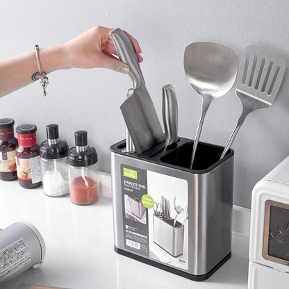 Suporte de talheres em aço inox com faca, espátulas e outros utensílios, sobre bancada de cozinha