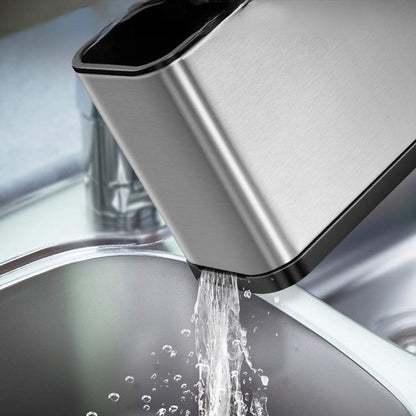 Organizador de talheres em inox despejando água dentro de pia de cozinha moderna