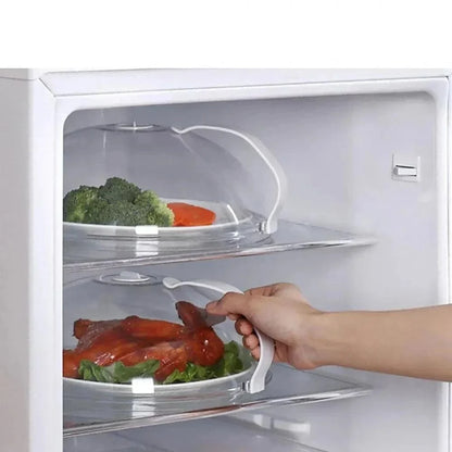 Tampa anti-respingos transparente com saída de vapor sendo usada em micro-ondas com alimentos