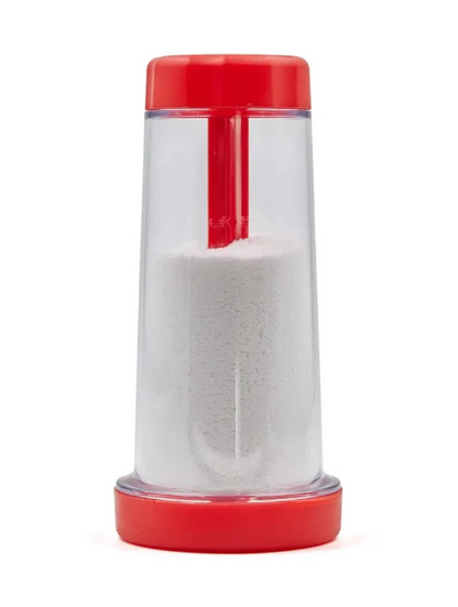 Dispenser de pó branco com tampa vermelha, usado para temperos ou condimentos na cozinha
