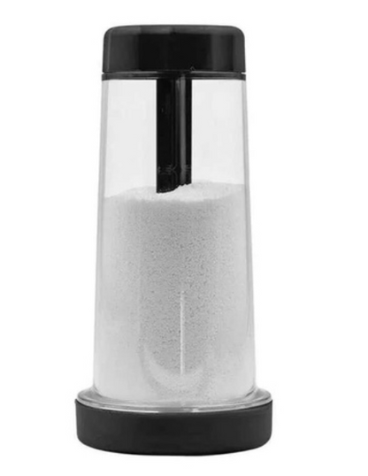 Pote transparente com tampa preta contendo sal fino branco, suporte e base preta